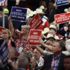 Delegados republicanos agitan carteles en el primer día de la convención, el 18 de julio, en el Quicken Loans Arena de Cleveland.-AFP / ANDREW CABALLERO-REYNOLDS