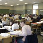 Un grupo de alumnos en una clase de la Facultad de Ciencias Económicas y Empresariales.-ISRAEL L. MURILLO