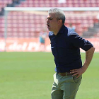 Javier Álvarez de los Mozos da instrucciones a sus jugadores el pasado domingo en Almería-RAFAEL GONZÁLEZ