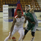 Hearst supera a Lafuente en el partido que enfrentó al Araberri y al Huesca.-LEIRE ARBERAS / FEB