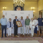 El presidente de la Diputación, César Rico, entrega el premio a los integrantes de la asociación Tierra de Pinares.-SANTI OTERO