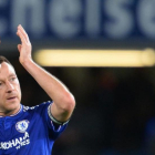 John Terry saluda a los hinchas del Chelsea tras ganar un partido contra el Sunderland, en diciembre del 2015.-