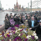 Ofrenda floral improvisada en Moscú, donde fue abatido Nemtsov.-Foto: AFP / DMITRY SEREBRYAKOV