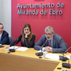El subdelegado del Gobierno en Burgos, Pedro de la Fuente (segundo por la derecha), ayer, en Miranda de Ebro.-ECB