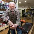 Javier Hernando en la tienda física donde se pueden adquirir productos nuevos y seminuevos generados por devoluciones de compra on line. TOMÁS ALONSO