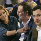 El líder del PP y presidente del Gobierno en funciones, Mariano Rajoy, con la secretaria general del partido, María Dolores de Cospedal, y el presidente del PP-A, Juanma Moreno, en un acto del partido hoy, en Sevilla.-EFE / JOSÉ MANUEL VIDAL