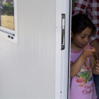 Una niña en uno de los barracones del campo de refugiados de la isla de Lesbos.-GIOVANNI BUSNACH