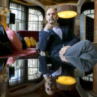 El escritor Daniel Estulin, fotografiado en la cafetería de un céntrico hotel de Barcelona.-FERRAN NADEU