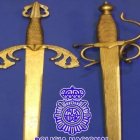 Las dos espadas intervenidas al ladrón, réplicas de más de medio metro de la Tizona y la Colada del Cid Campeador. ECB