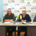 Los coordinadores regional y provincial de UCCL (centro) junto a dos ganaderos afectados.-D.S.M.