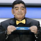 Maradona, durante el sorteo del Mundial de Rusia.-AP / IVAN SEKRETAREV