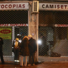 Bomberos y agentes de Policía junto a los dueños del local antes de inspeccionar con ellos el interior.-RAÚL G. OCHOA