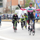 Ángel Fuentes (Baqué BH) alza los brazos en señal de triunfo en la meta de la XII edición de la Carrera del Pavo-Israel L. Murillo