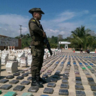 Un agente de policía vigila la zona donde se ha expuesto toda la droga, en Turbo (Colombia).-EFE