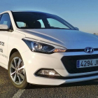 La línea del I20 va en consonancia con el nuevo diseño que ha implementado en su gama la marca coreana Hyundai que se muestra orgulloso en el Alto de La Varga.-HÉCTOR FUSTEL