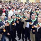 Las autoridades pudieron probar el primer caldo de la nueva cosecha, que se prevé «de gran calidad».-FOTOS: ICAL