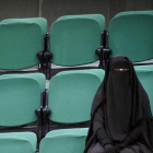 Una mujer con niqab, en la zona destinada al público de la Cámara de Representantes de La Haya, en noviembre del 2016.-EFE (BART MAAT)