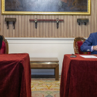 Firma del acuerdo entre la directora de la cárcel y el alcalde de Burgos. SANTI OTERO