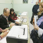 Miembros de una mesa electoral comprueban los datos de identificación de una votante.-RAÚL G. OCHOA