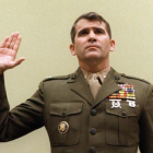 Oliver North en una foto de diciembre de 1986 antes de declarar frente al Comité de Asuntos Exteriores del Congreso por el Irangate.-AFP / CHRIS WILKINS