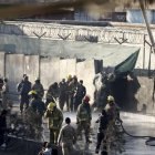 Unos bomberos trabajan en el lugar donde fue perpetrado un ataque suicida, cerca de un cuartel de la Policía en Kabul.-EFE / JAWAD JALALI
