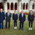 Los atletas burgaleses posan con los representantes de la Diputación y de Ibercaja antes de la presentación oficial del Cross de Atapuerca. TOMÁS ALONSO