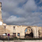 La iglesia de San Pedro de Castil de Peones sólo conserva intacta la espadaña.-G. G.