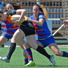 Beatriz Rodríguez progresa con el oval ante la defensa azulgrana. TOMÁS ALONSO