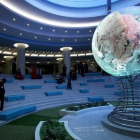 Un visitante toma fotos de un modelo de globo terrestre en el complejo Sci Tech de Pionyang, este miércoles.-AP / KIM KWANG HYON