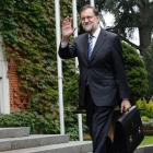Rajoy, en la entrada del palacio de la Moncloa.-JUAN MANUEL PRATS