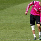 Karim Benzema se retira del entrenamiento con molestias en la rodilla derecha.-Foto: EFE / BALLESTEROS