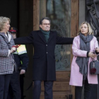 Irene Rigau, Artur Mas y Joana Ortega a las puertas del TSJC el primer día del juicio por el 9-N, en febrero del 2017.-/ FERRAN NADEU