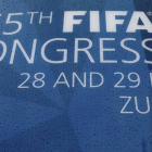 La lluvia cae sobre un cartel que anuncia el congreso que la FIFA celebra en Zurich estos días.-Foto: REUTERS / ARND WIEGMANN