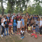 Foto de grupo de los niños con sus familias de acogida, en la despedida celebrada en Fuentes Blancas.-ISRAEL L. MURILLO