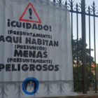 Pancarta del colectivo okupa Hogar Social Madrid contra los menores extranjeros no acompañados (MENAS) en el centro de Hortaleza.-TWITTER