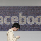 Un empleado de Facebook en la sede de la empresa.-JEFF CHIU