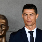 Cristiano Ronaldo en Madeira, junto al busto que le realizaron en su país.-AFP / FRANCISCO LEONG