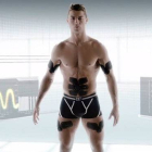 Ronaldo, protagonista de un vídeo que muestra el aparato que fortalece el cuerpo a través de descargas eléctricas.-Foto: YOUTUBE/ MTG_CR