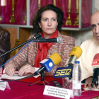 La consejera durante la presentación de ayer, acompañada del alcalde de la localidad (izq) y el promotor del Jubileo en la provincia de Hispania, Xavier Gómez.-ICAL