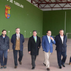 César Rico y José María Fernández (centro) visitan el polideportivo de Tardajos.-RICARDO ORDÓÑEZ