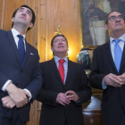 Juan Carlos Suárez-Quiñones, César Rico junto a Baudilio Fernández-Mardomingo antes de firmar el convenio.-RAÚL G. OCHOA