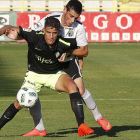 Sergio Esteban defiende a un jugador del Sporting B en un duelo en El Plantío-Santi Otero