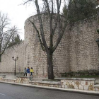 La muralla de Burgos a la altura del paseo de Los Cubos.-RAÚL G. OCHOA