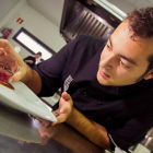 El cocinero elaborando una de sus creaciones.-ECB