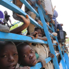 Imagen de niños siendo evacuados de las islas nigerianas del lago Chad por el temor a ser atacados por Boko Haram.-Foto: AFP