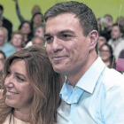 Díaz y Sánchez, durante un mitin el pasado 8 de noviembre en Sevilla.-Foto: EFE / JULIO MUÑOZ