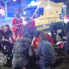 Bomberos y ciudadanos auxilian a la joven atropellada. BOMBEROS DE BURGOS