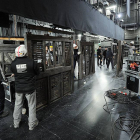 Los tecnicos trabajando en el escenario-Israel L. Murillo