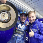 Lin Jarvis, a la derecha, junto a Maverick Viñales (Yamaha).-YAMAHA MEDIA