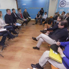 El coordinador de la ponencia y varios de sus miembros se reunieron ayer con los compromisarios burgaleses, los más activos al presentar enmiendas.-SANTI OTERO
